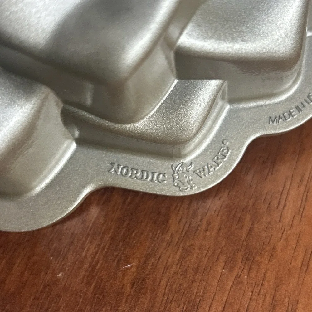 Nordic Ware Bundt Blossom Pan 10 Cup Non-Stick Aluminum Silver